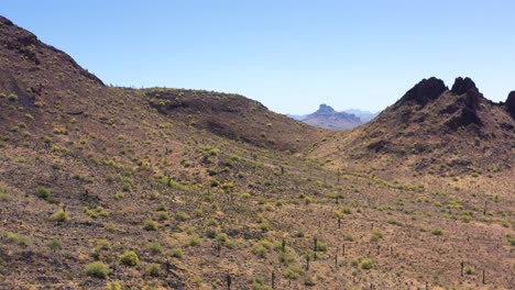 panorámica aérea a través de un icónico paisaje del sudoeste, reserva india de salt river, scottsdale, arizona