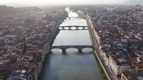 Puente-De-Arco-En-El-Río-Arno-En-La-Ciudad-De-Florencia,-Italia---Antena