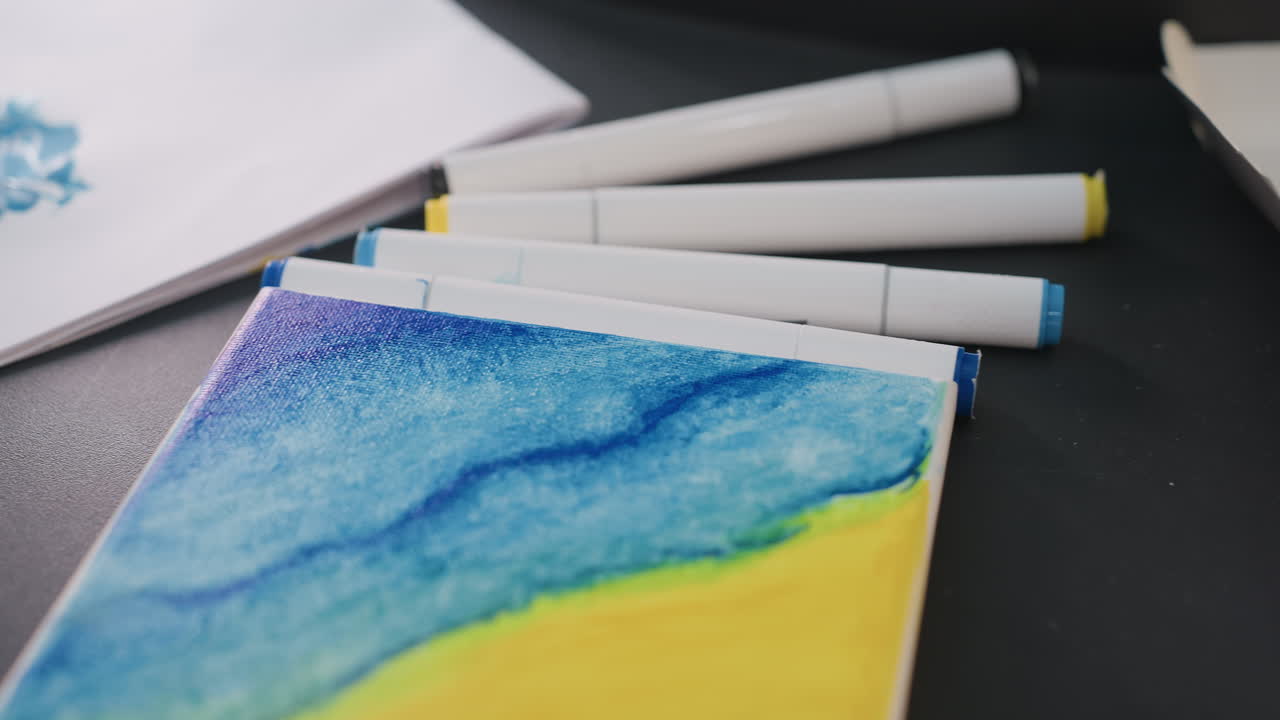 다양한 미술 용품과 생생한 색상을 보여주는 고해상도 이미지에서 컬러 팔레트를 자세히 살펴보세요. 창의적인 프로젝트에 사용되는 예술적인 도구와 다양한 색조를 자세히 검사합니다.