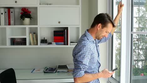 Man-using-mobile-phone-at-home-4k