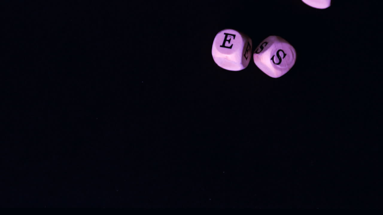 los dados de éxito rosados caen juntos.