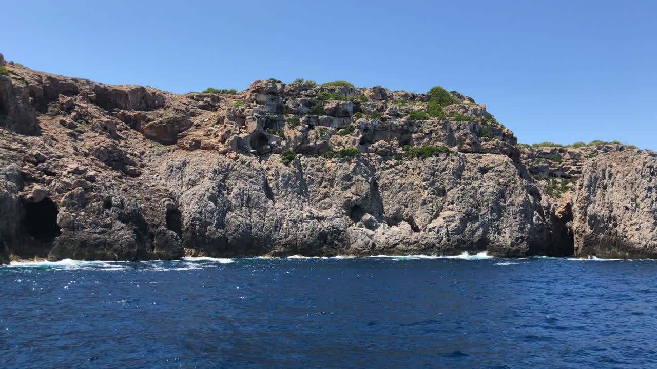 paseo en barco por la costa de palma de mallorca en un día soleado de verano