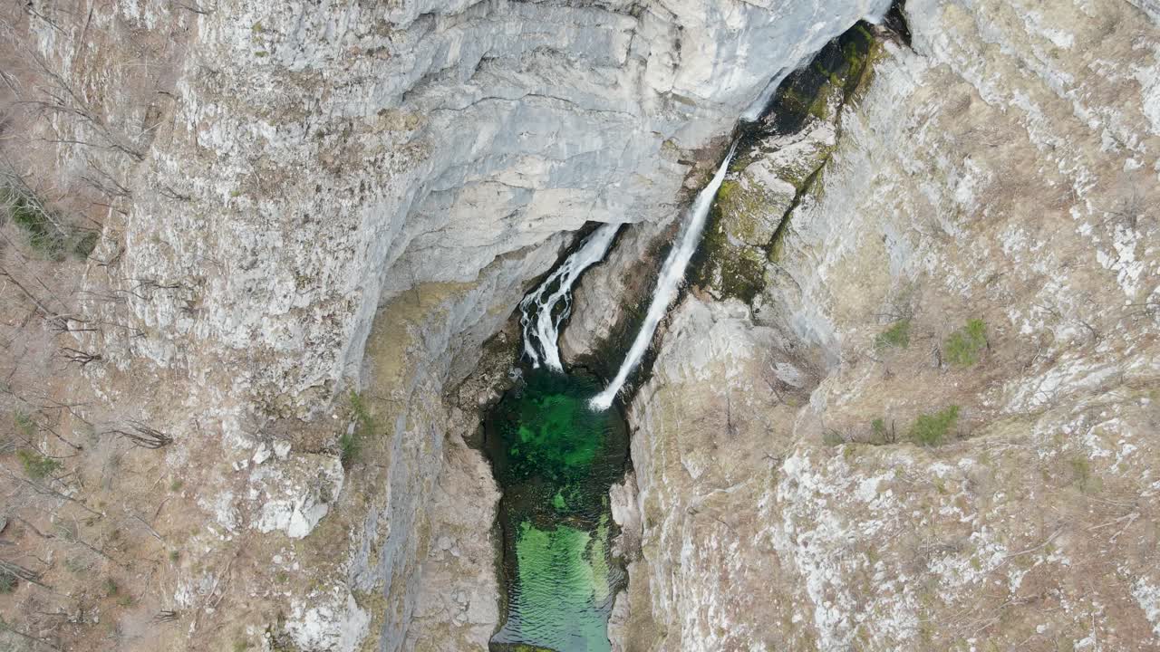 cascada savica, acantilado vertical rocoso, parque nacional triglav, eslovenia