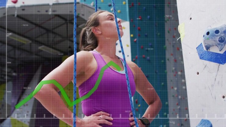 Donna che osserva la parete, afferra una corda blu, ne testa la tensione e si prepara ad arrampicarsi, con un grafico sportivo verde sovrapposto.