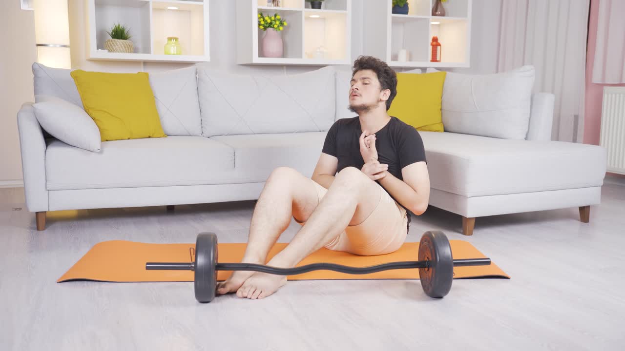 심장 압축이나 경련으로 고통받는 사람.