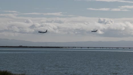 2-airplanes-landing-side-by-side