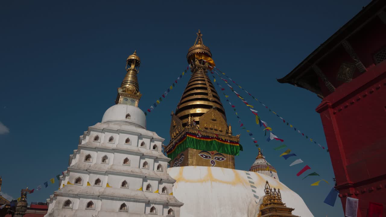 Apinatemppeli, Kathmandu, Nepal. Valkoinen stupa, Buddhan silmät ja värikkäät rukousliput. Swayambhu.