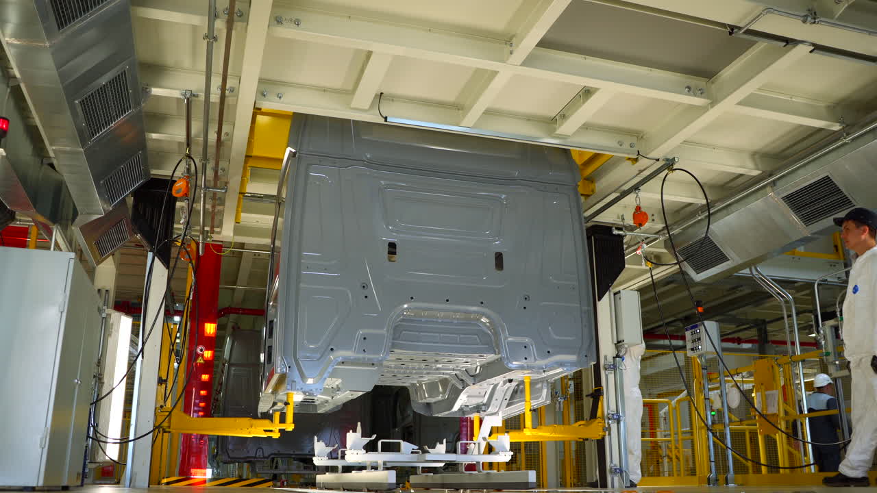 proceso de fabricación de carrocerías de camiones en una fábrica