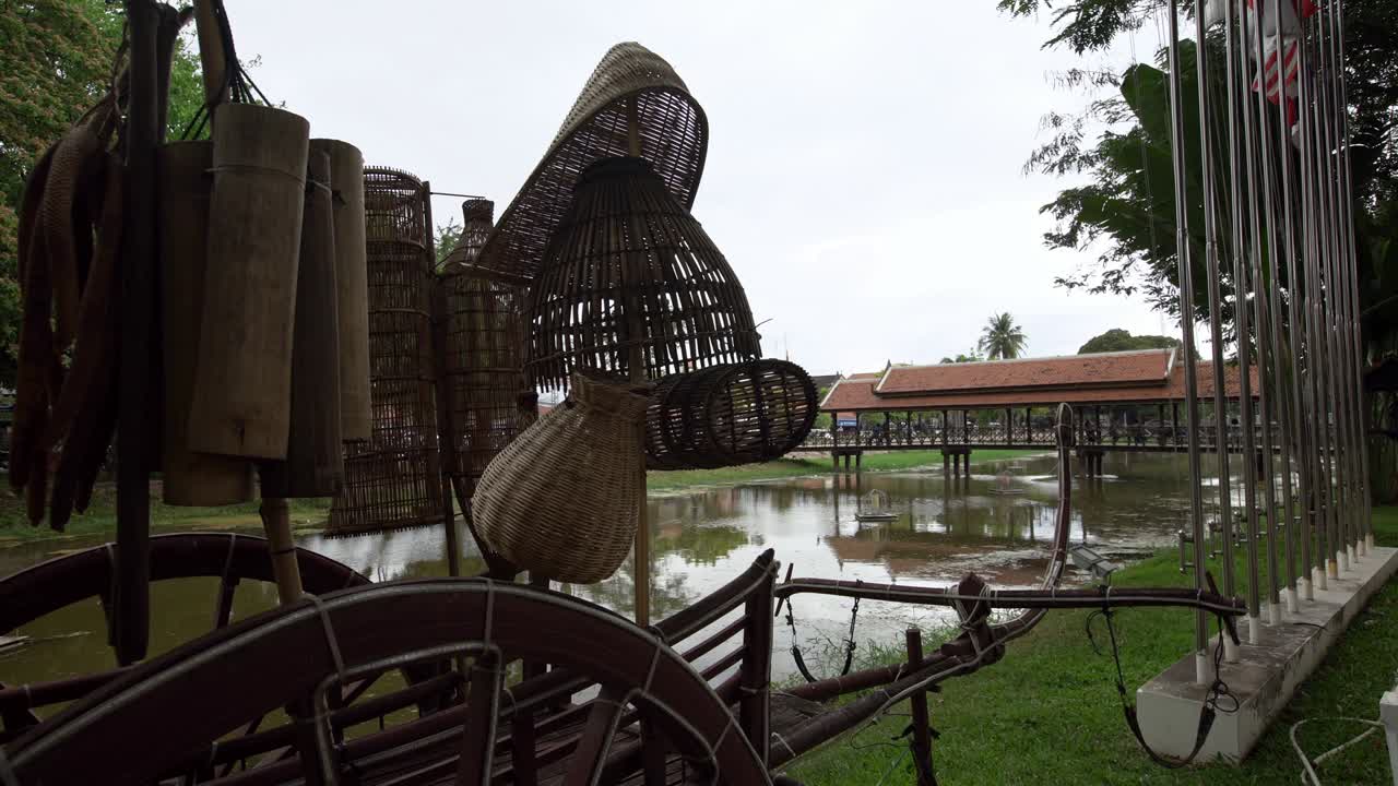 시암 리프 시의 중심에 있는 4k, 시골 목조 마차, 강의 물과 함께.