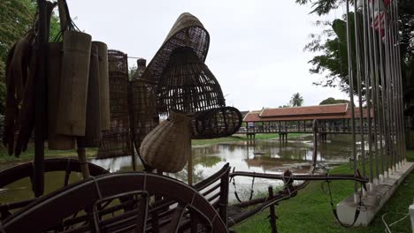 4k, carruaje de madera rústico en el centro de la ciudad de siem reap con agua del río.