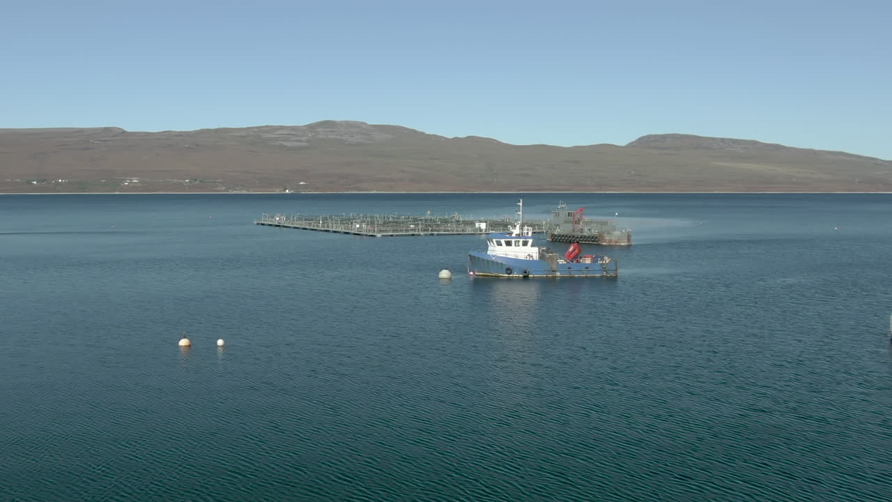 화창한 날 스코틀랜드 고원의 에리볼 호수에 있는 양식 시설의 공중 전망