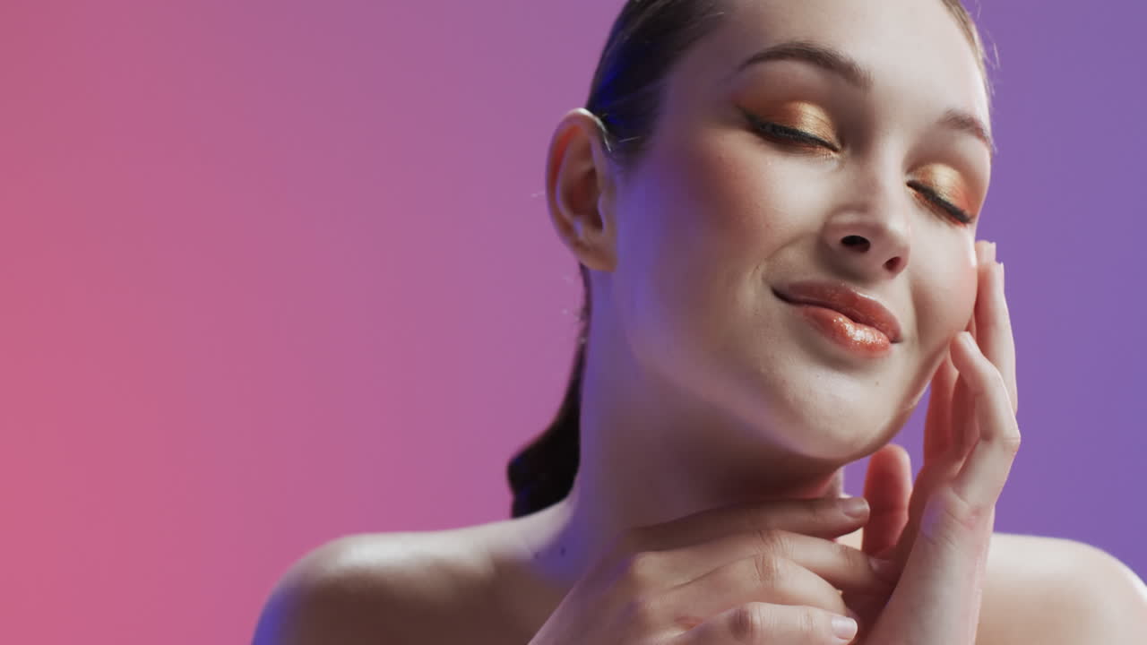 Donna caucasica con capelli castani e trucco che si tocca il viso, spazio per il testo, rallentatore