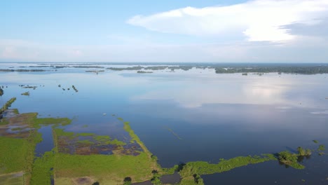 Vista-Aérea-De-Grandes-Terrenos-Rurales-Inundados-En-Sylhet