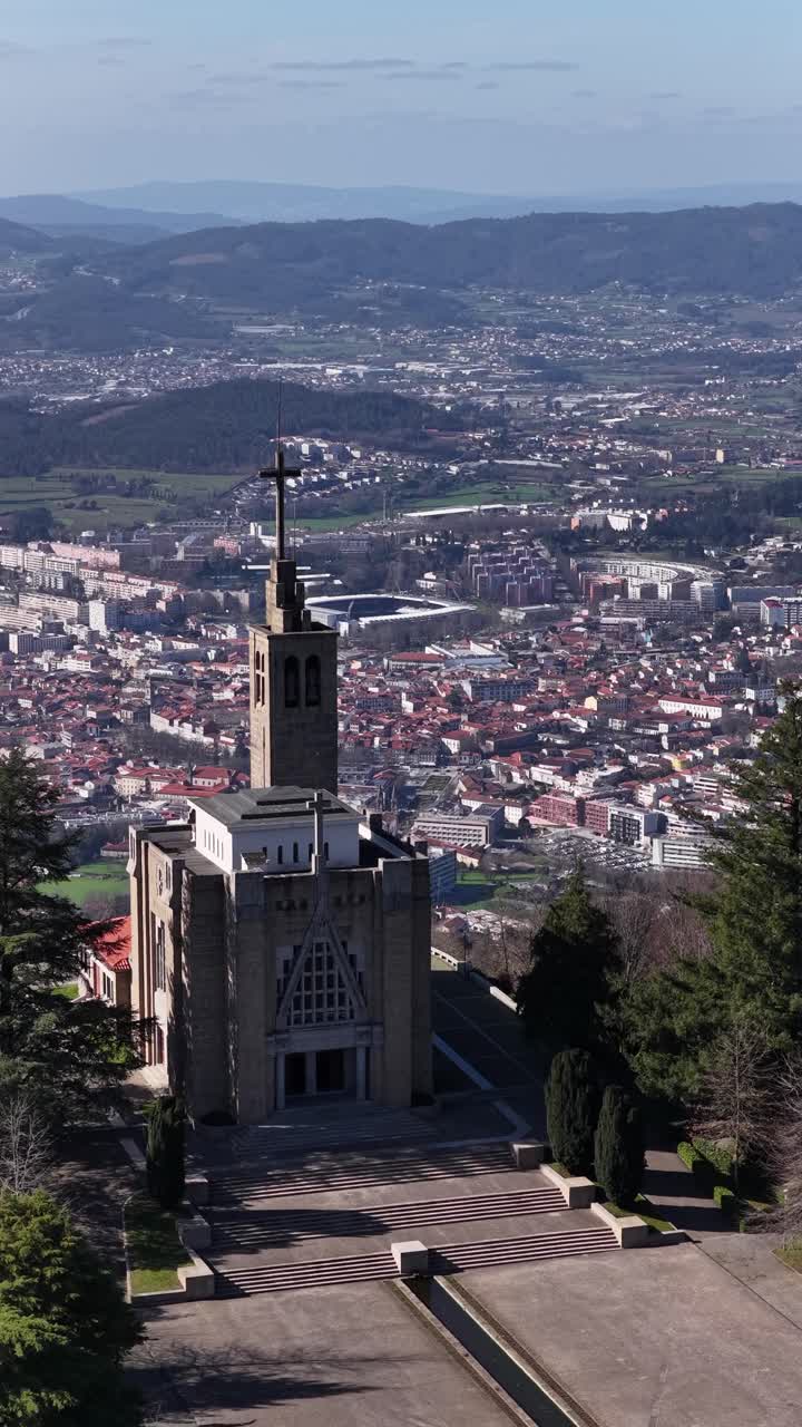 Lodret dronezoom af Penha-helligdomskirken i Guimaraes, Europas grønne hovedstad. Byen afsløres