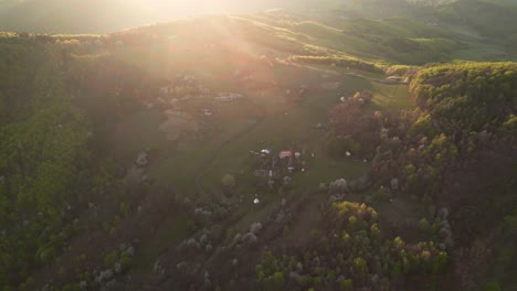 Atemberaubende-Drohnenaufnahmen-Aus-Der-Luftaufnahme-Des-Waldes-Bei-Sonnenuntergang-Von-Banska-Bystrica-In-Der-Slowakei-Fangen-Die-Atemberaubende-Schönheit-Der-Unteren-Tatra-Und-Ihrer-Dichten-Wälder-In-Der-Abenddämmerung-Ein