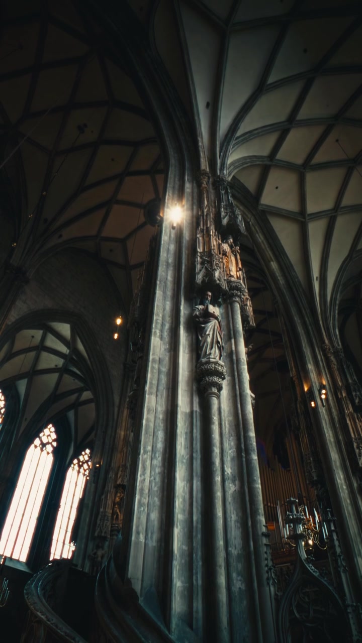 Vecchie Scale Che Avvolgono le Colonne della Cattedrale Gotica