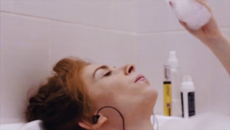 mujer relajándose en un baño de burbujas