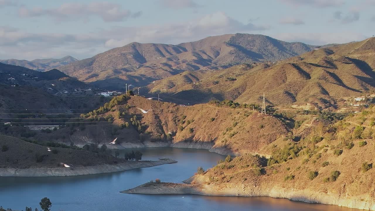 遠くの都市を望む山岳風景
