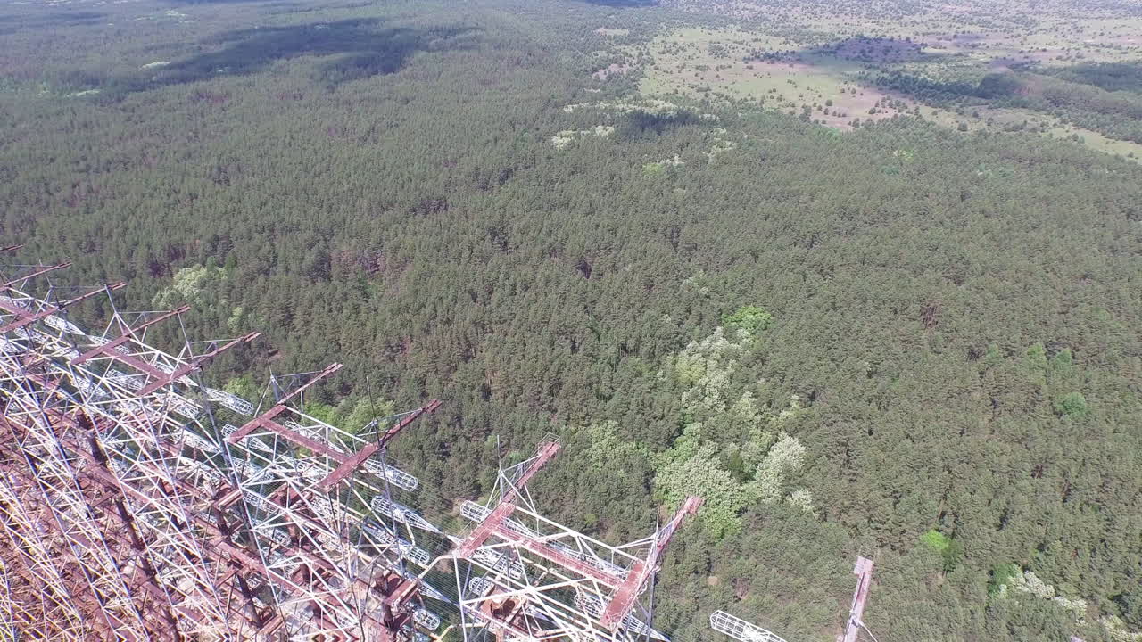 Letecký pohled na masivní radarový systém Duga, pozůstatek studené války, v černobylské vyloučené zóně