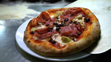 Deliciosa-Pizza-Recién-Cocinada-Perfectamente-Atractiva-En-Un-Plato