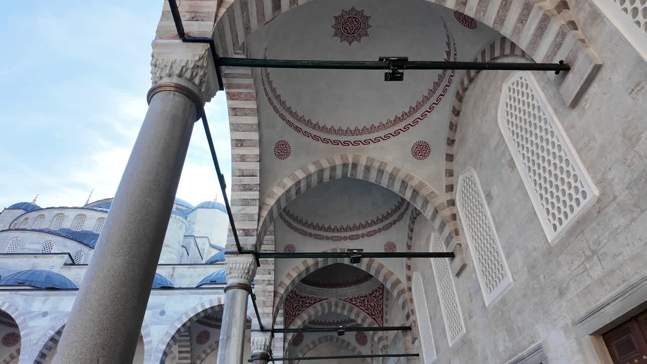 vista exterior de la mezquita azul, en la ciudad turca de estambul.