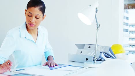 mujer dibujando diseño y usando computadora tableta