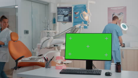 pantalla verde horizontal en la computadora en el gabinete dental
