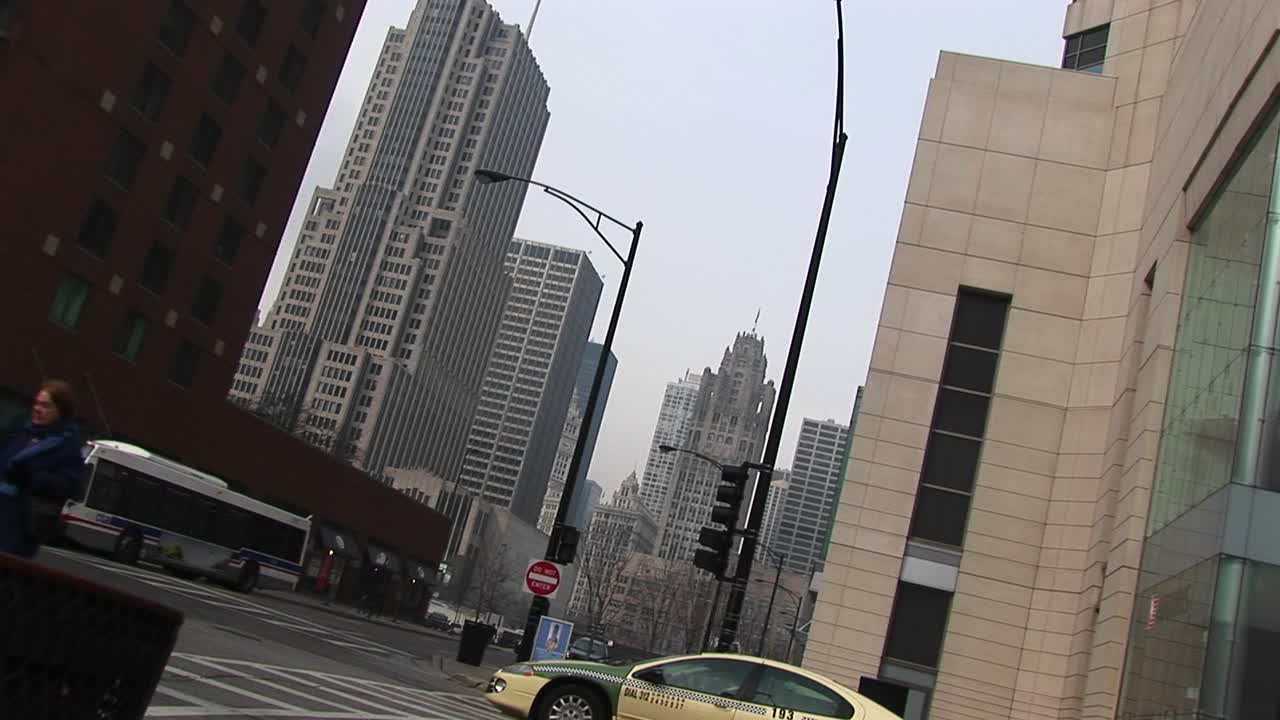 움직이는 차량이 있는 시내 건물의 앵글 샷