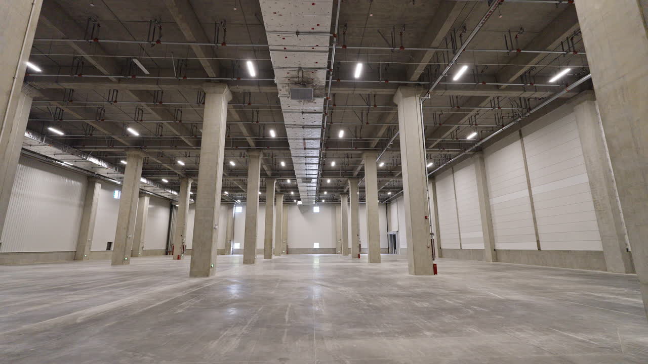 All'interno del Centro di Distribuzione del Magazzino. Ripresa in tracking 4K a 50fps