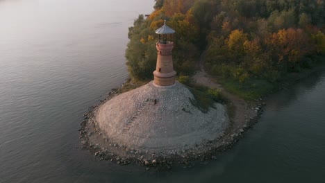 Asombrosas-Imágenes-Reveladoras-De-Drones-Del-Antiguo-Faro-De-Piedra-Junto-Al-Río-Danubio