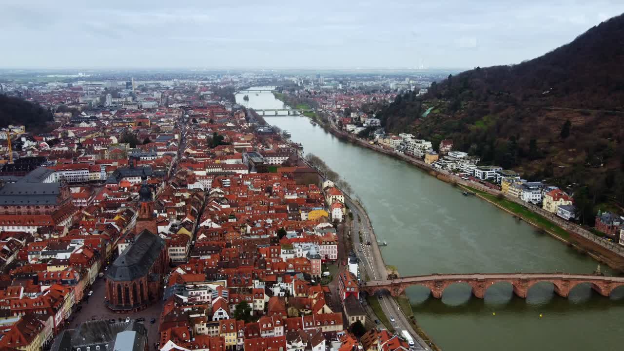 Veduta aerea statica del paesaggio urbano e dei punti di riferimento di Heidelberg in autunno, Germania