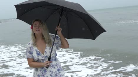 Lluvia-En-La-Playa-Mujer-A-Cámara-Lenta-Con-Paraguas-Girando