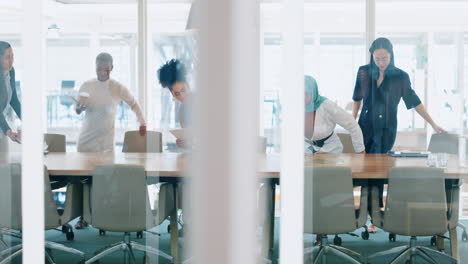 Glas,-Treffen-Und-Zusammenarbeit-Mit-Einem-Frauenteam