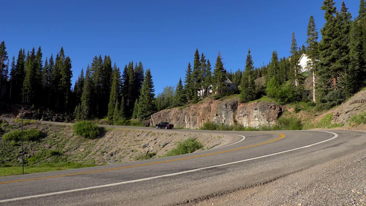 autos circulando por la autopista del millón de dólares en las montañas de san juan