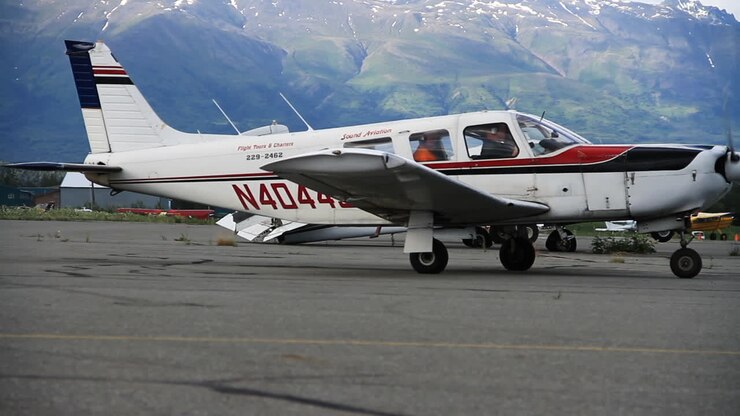 Klein Cessna-vliegtuig draait om op het tarmac