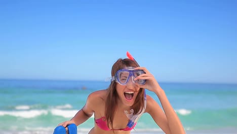 video de hágalo por ellos más feliz mujer caucásica con máscara de snorkel en la playa