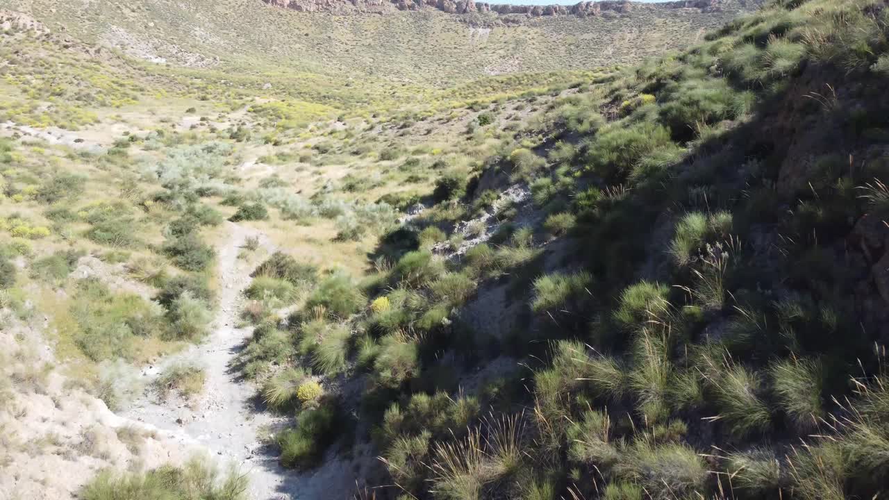 volando por la entrada de un antiguo volcán