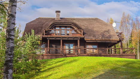 Zeitraffer:-Schöne-Holzhausansicht-Mit-Wolken-Und-Blauem-Himmel