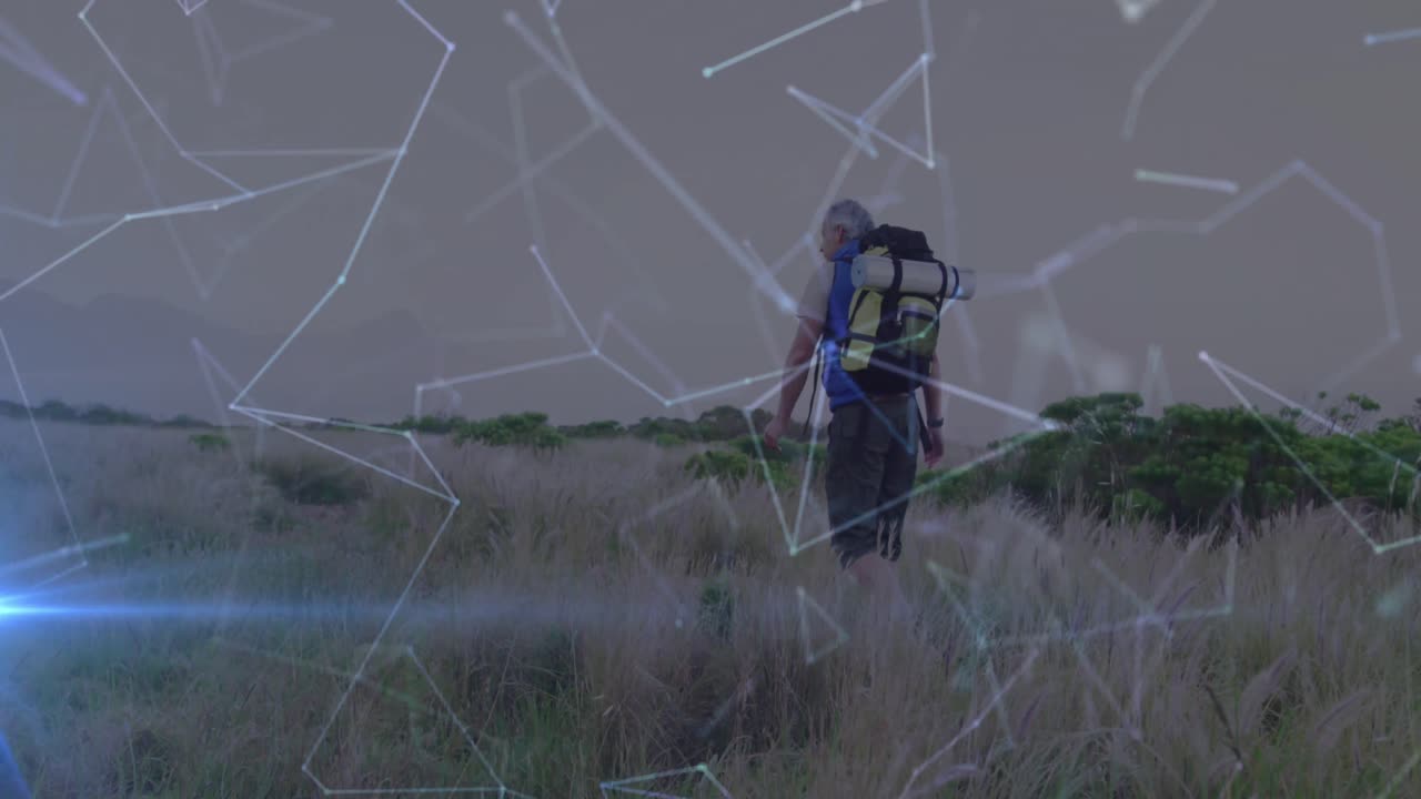Uomo anziano caucasico con zaino che fa escursioni in campagna, su una rete di connessioni in movimento
