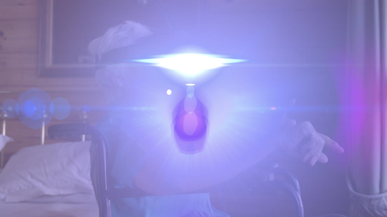 vr 헤드 ⁇ 을 사용하여  ⁇ 체어에 앉은 미소 짓는 고령 백인 여성에 대한 빛과 렌즈 플레어의 애니메이션