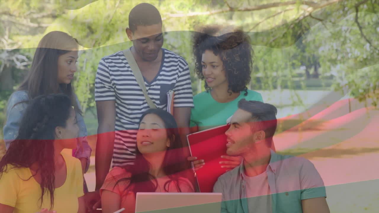 러시아 국기 애니메이션을 가지고 야외에서 공부하는 다양한 학생들의 그룹