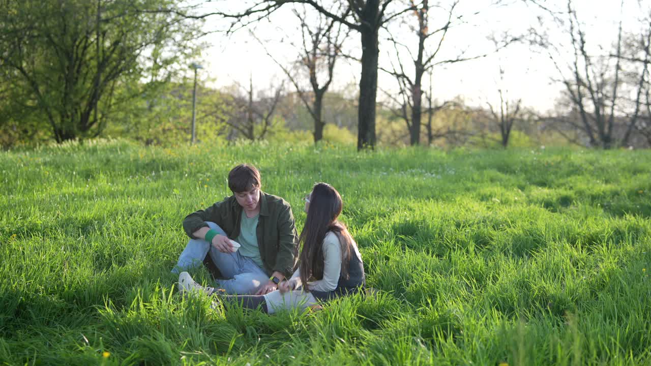 공원에서 휴식을 취하는 부부