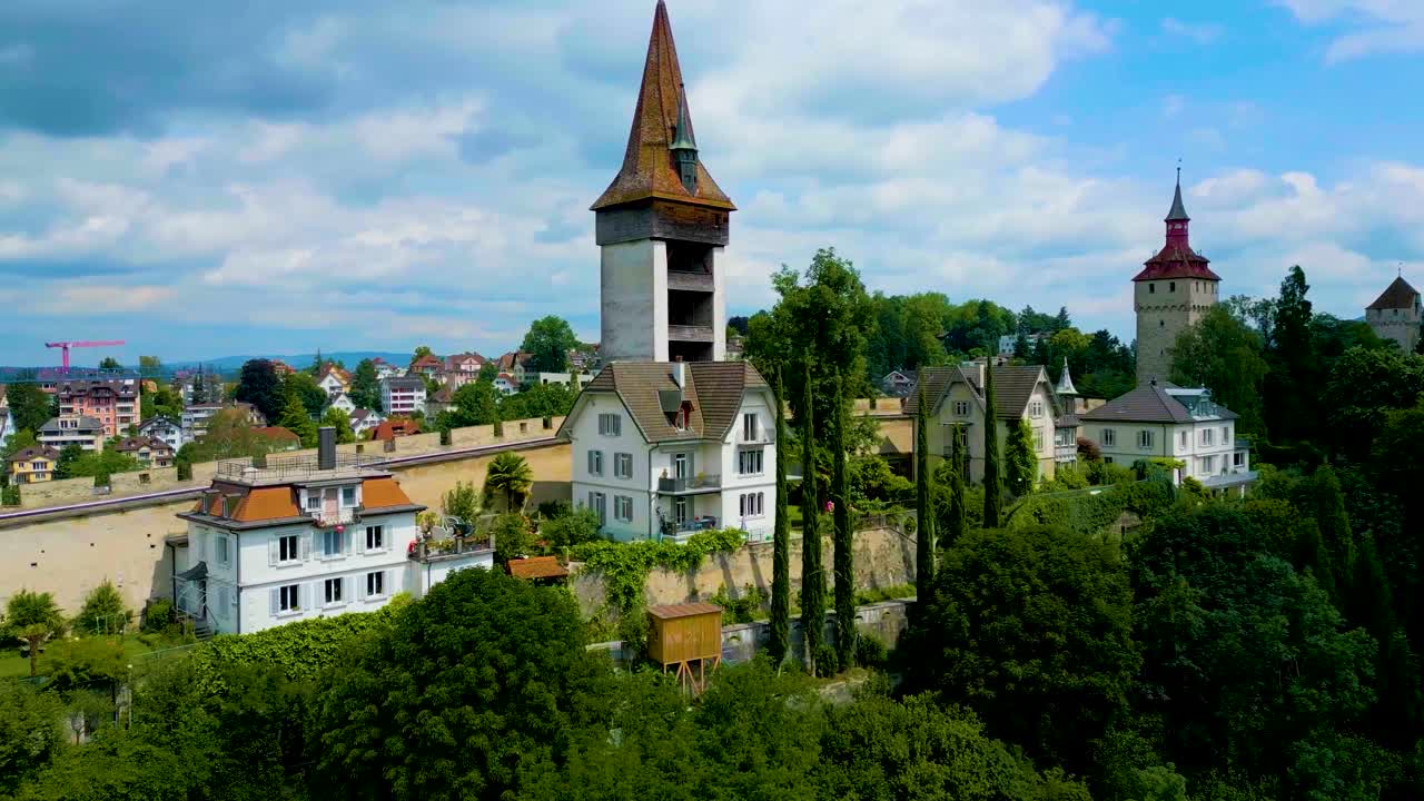 스위스 루체른의 무세그 벽에 있는 nollturm, männliturm, luegislandturm, wachtturm, zyturm, schirmerturm, pulverturm, dächliturm의 4k 드론 영상