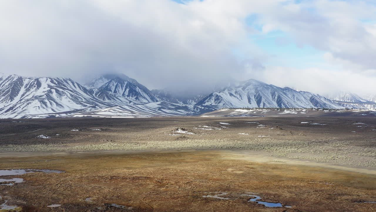 Skyer over Sierra Nevada-bjergene efter et snefald.