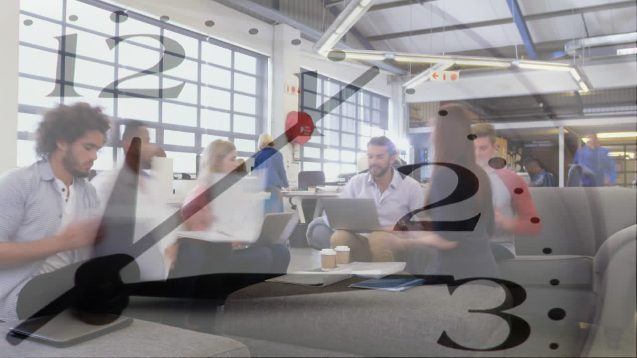 바쁜 사무실 에서 대화 하는 동료 들