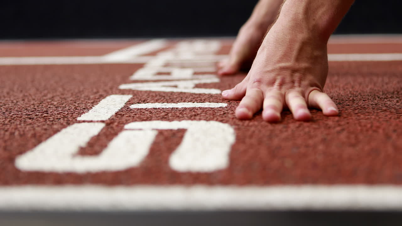 hombre en forma comenzando a correr