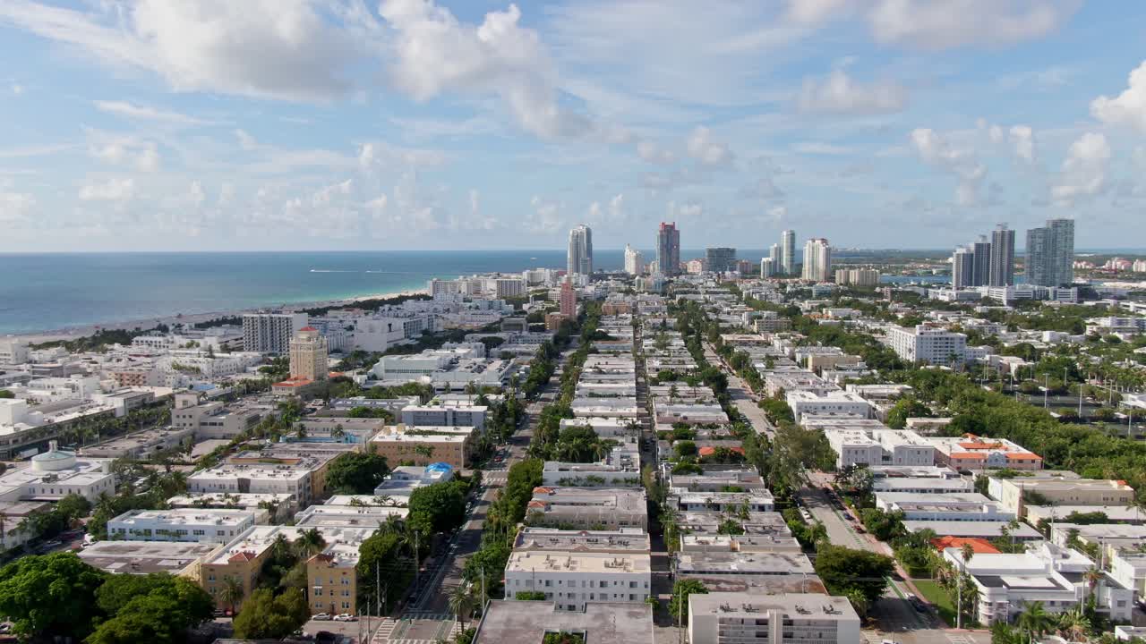 Strade suburbane che conducono verso il centro di Miami.