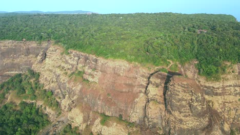 Matheran-Forest-Drone-Shot-Tilt-up-Maharashtra-India-Hill-Station-Blauer-Himmel