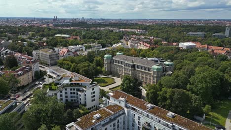 Münchner-Stadtbild,-Warmes,-Sonniges-Wetter,-Bundesfinanzhof