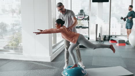 Entrenador,-Balón-De-Equilibrio-Y-Mujer-Entrenando-Para-La-Salud